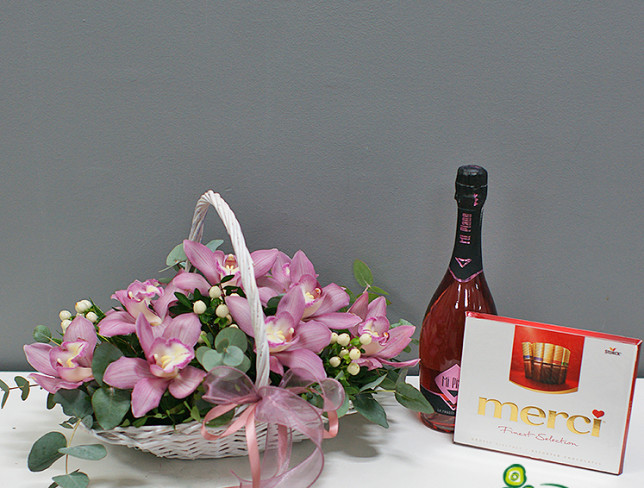 Набор из: Корзинка с розовыми орхидеями, Mi Piace и Merci ассорти Фото